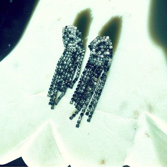 ♥️ Garavani style crystal pendant earrings, clear gunmetal black contrast dangle - Picture 10 of 16